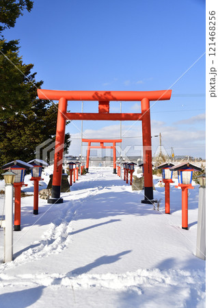 冬の北海道八雲町東野で東野恵比須神社境内の風景を撮影 121468256