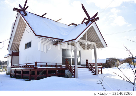 冬の北海道八雲町東野で東野恵比須神社境内の風景を撮影 121468260