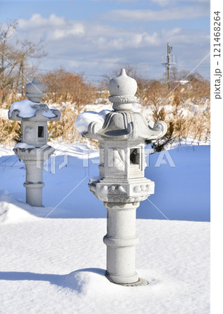 冬の北海道八雲町東野で東野恵比須神社境内の風景を撮影 121468264