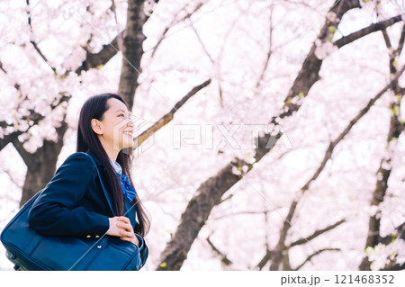 桜と女子高生 121468352
