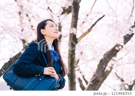 桜と女子高生 121468353