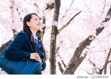 桜と女子高生 121468354
