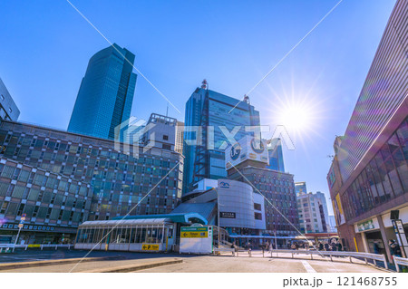 日本の東京都市景観 年の瀬。太陽光を浴びるゆりかもめの新橋駅や汐留のビル群などを望む。希望の光… 121468755