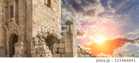 Arch of Hadrian in Gerasa (Jerash)-- was built to honor the visit of emperor Hadrian to Jerash in 129/130 AD, Jordan. Against the background of a beautiful sky with clouds 121468841
