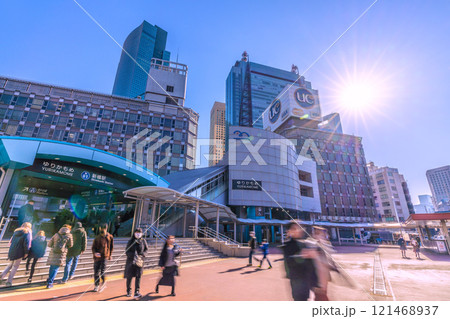 日本の東京都市景観 年の瀬。太陽光を浴びるゆりかもめの新橋駅や汐留のビル群などを望む。希望の光… 121468937