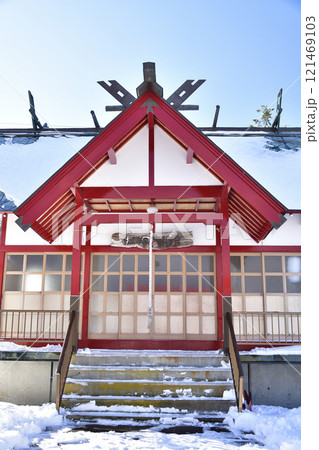 冬の北海道八雲町東野で東野浜稲荷神社境内の風景を撮影 121469103