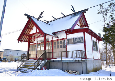 冬の北海道八雲町東野で東野浜稲荷神社境内の風景を撮影 121469109