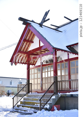 冬の北海道八雲町東野で東野浜稲荷神社境内の風景を撮影 121469110