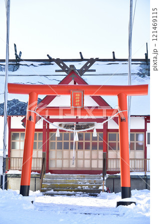 冬の北海道八雲町東野で東野浜稲荷神社境内の風景を撮影 冬の北海道八雲町東野で東野浜稲荷神社境内の風景を撮影 121469115