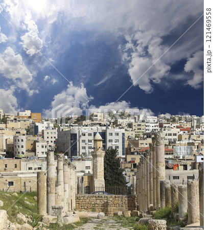 Roman ruins (against the background of a beautiful sky with clouds) in the Jordanian city of Jerash (Gerasa of Antiquity), capital and largest city of Jerash Governorate, Jordan 121469558