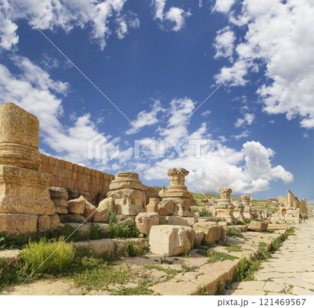 Roman ruins (against the background of a beautiful sky with clouds) in the Jordanian city of Jerash (Gerasa of Antiquity), capital and largest city of Jerash Governorate, Jordan 121469567
