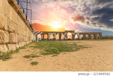 Roman ruins (against the background of a beautiful sky with clouds) in the Jordanian city of Jerash (Gerasa of Antiquity), capital and largest city of Jerash Governorate, Jordan 121469582