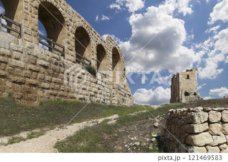 Roman ruins (against the background of a beautiful sky with clouds) in the Jordanian city of Jerash (Gerasa of Antiquity), capital and largest city of Jerash Governorate, Jordan 121469583