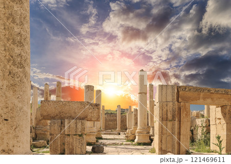 Roman ruins (against the background of a beautiful sky with clouds) in the Jordanian city of Jerash (Gerasa of Antiquity), capital and largest city of Jerash Governorate, Jordan 121469611