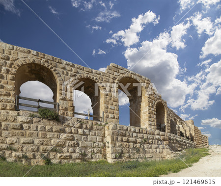 Roman ruins (against the background of a beautiful sky with clouds) in the Jordanian city of Jerash (Gerasa of Antiquity), capital and largest city of Jerash Governorate, Jordan 121469615