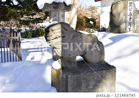 冬の北海道八雲町落部で大山祇大神神社境内の風景を撮影 121469795