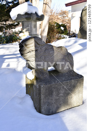 冬の北海道八雲町落部で大山祇大神神社境内の風景を撮影 121469799