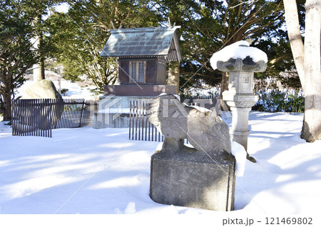 冬の北海道八雲町落部で大山祇大神神社境内の風景を撮影 121469802