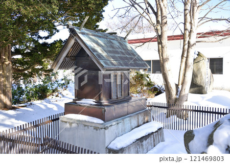 冬の北海道八雲町落部で大山祇大神神社境内の風景を撮影 121469803