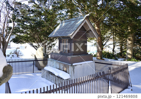 冬の北海道八雲町落部で大山祇大神神社境内の風景を撮影 121469808