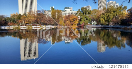 反転するビル群 121470153