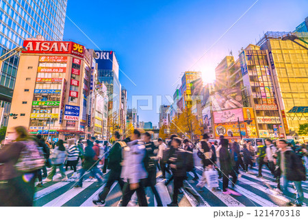 日本の東京都市景観 年の瀬。インバウンド続く…外国人観光客らで賑わう秋葉原。明日へ、希望の光…=26 日本の東京都市景観 年の瀬。インバウンド続く…外国人観光客らで賑わう秋葉原。明日へ、希望の光…=26 121470318