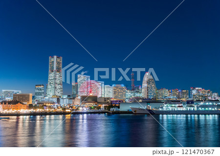 「神奈川県」大桟橋から見たみなとみらいの夜景 「神奈川県」大桟橋から見たみなとみらいの夜景 121470367