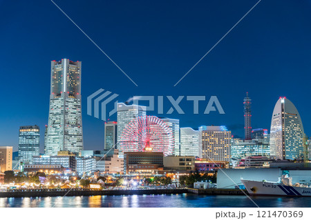 「神奈川県」大桟橋から見たみなとみらいの夜景 「神奈川県」大桟橋から見たみなとみらいの夜景 121470369