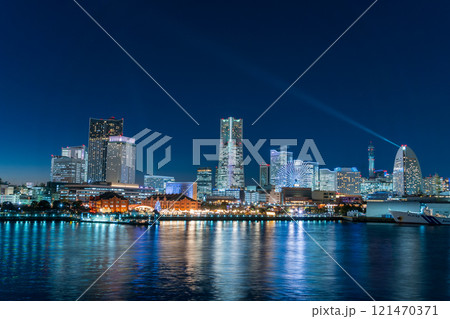 「神奈川県」大桟橋から見たみなとみらいの夜景 121470371