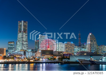 「神奈川県」大桟橋から見たみなとみらいの夜景 121470385