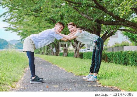 体操をするシニア夫婦 体操をするシニア夫婦 121470399