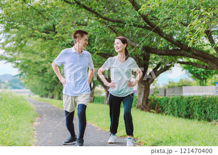 体操をするシニア夫婦 体操をするシニア夫婦 121470400