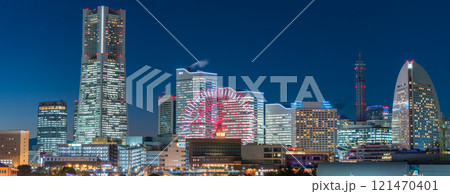 「神奈川県」大桟橋から見たみなとみらいの夜景　パノラマ 121470401