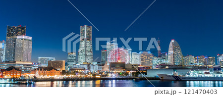 「神奈川県」大桟橋から見たみなとみらいの夜景 パノラマ 「神奈川県」大桟橋から見たみなとみらいの夜景 パノラマ 121470403