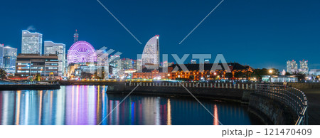 「神奈川県」大桟橋から見たみなとみらいの夜景 パノラマ 「神奈川県」大桟橋から見たみなとみらいの夜景 パノラマ 121470409