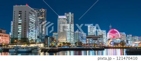 「神奈川県」大桟橋から見たみなとみらいの夜景 パノラマ 「神奈川県」大桟橋から見たみなとみらいの夜景 パノラマ 121470410
