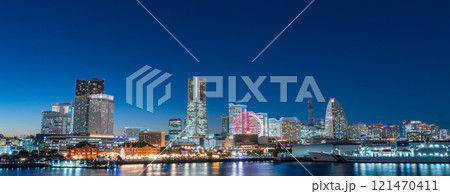 「神奈川県」大桟橋から見たみなとみらいの夜景 パノラマ 「神奈川県」大桟橋から見たみなとみらいの夜景 パノラマ 121470411
