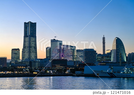 全館が点灯した横浜みなとみらい 121471016