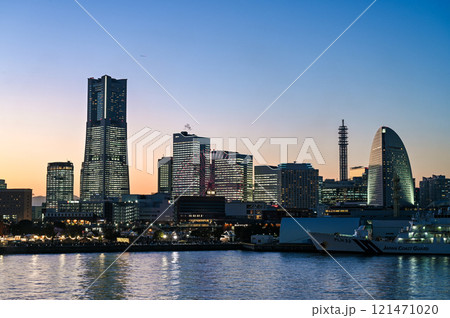 全館が点灯した横浜みなとみらい 121471020