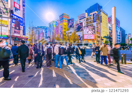 日本の東京都市景観 年の瀬。外国人観光客らで賑わう秋葉原。長い人影が揺れる…新時代へ…=26日 日本の東京都市景観 年の瀬。外国人観光客らで賑わう秋葉原。長い人影が揺れる…新時代へ…=26日 121471293