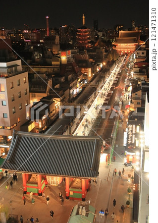 浅草寺本堂に伸びる仲見世通り 浅草寺仲見世の夜景 浅草寺本堂に伸びる仲見世通り 浅草寺仲見世の夜景 121471310