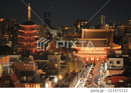 浅草寺本堂に伸びる仲見世通り　浅草寺仲見世の夜景 121471312