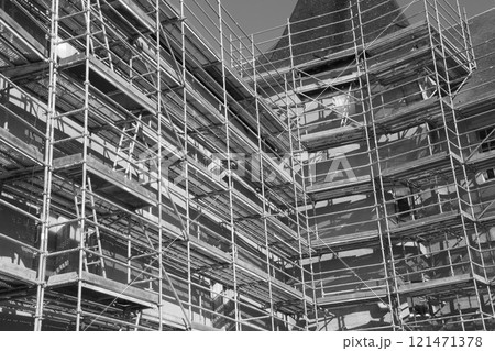 Iron construction scaffolding Building facade Iron construction scaffolding Building facade 121471378