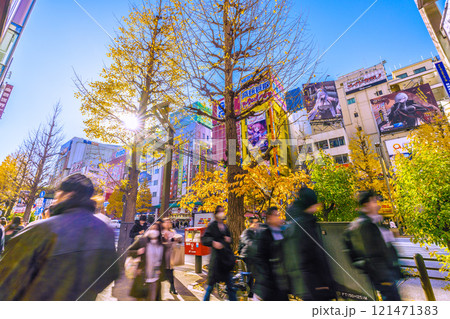 日本の東京都市景観 年の瀬。インバウンド続く…外国人観光客らで賑わう秋葉原。郵便ポストは…＝26日 121471383