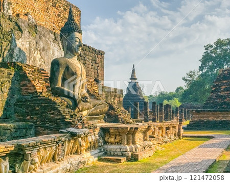 Buddha statue at Wat Mahathat Maha That temple, Sukhothai, Thailand Buddha statue at Wat Mahathat Maha That temple, Sukhothai, Thailand 121472058