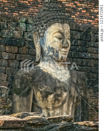 Buddha statue at Wat Mahathat Maha That temple, Sukhothai, Thailand Buddha statue at Wat Mahathat Maha That temple, Sukhothai, Thailand 121472061