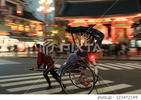 浅草を疾走する人力車 121472149