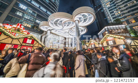 麻布台ヒルズのクリスマスマーケット 賑わうマーケット内を歩く人々【東京都・港区】 麻布台ヒルズのクリスマスマーケット 賑わうマーケット内を歩く人々【東京都・港区】 121472157