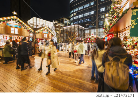 麻布台ヒルズのクリスマスマーケットの風景【東京都・港区】 121472171