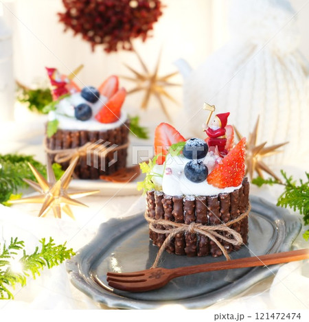 クリスマスケーキ 切り株のケーキ 121472474